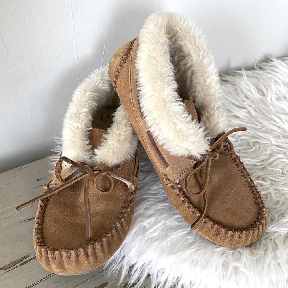 Minnetonka Tan Suede Leather Moccasin Slippers Size 6
